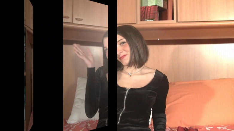 Foot Fetish HD: Татуированная брюнетка Валентина показывает ступни в нейлоне