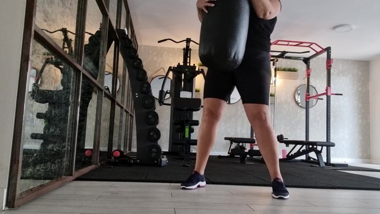Sunny Loveli: Matrigna gioca in palestra spettacolo all'aperto grandi tette