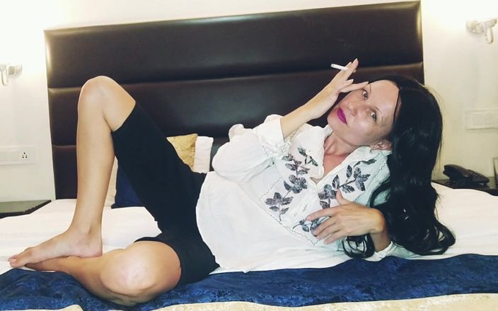 Bolly Karma: Büyük doğal amcıklı amatör orta yaşlı seksi kadın döllendikten sonra...