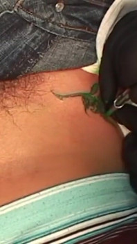 Soirée orgie interraciale dans un magasin de tatouage à un autre monde
