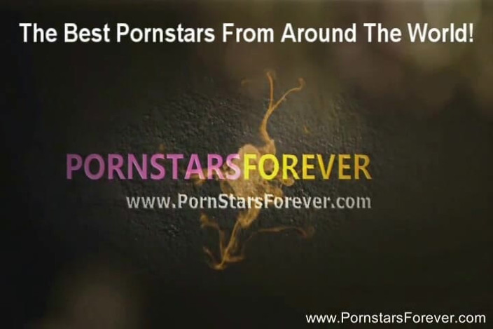 Pornstars Forever: Blonde milf met grote borsten krijgt haar doorboorde kut geslagen...