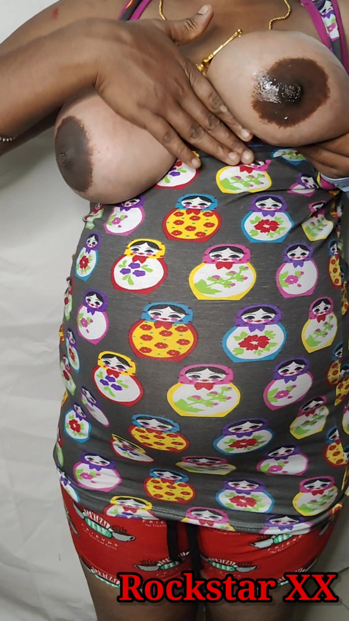 Rack star XX: Hintli ev hanımının göğüsleri yağ masajı parmaklıyor