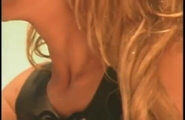 Cryptostudios: Çok seksi sarışın model fotoğraf çekiminin ardından menajerine en iyi sakso çekiyor