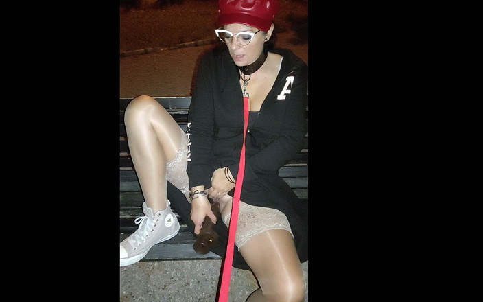 Toilet Mommy: O mamă sexy dolofană în ochelari drăguți se masturbează singură