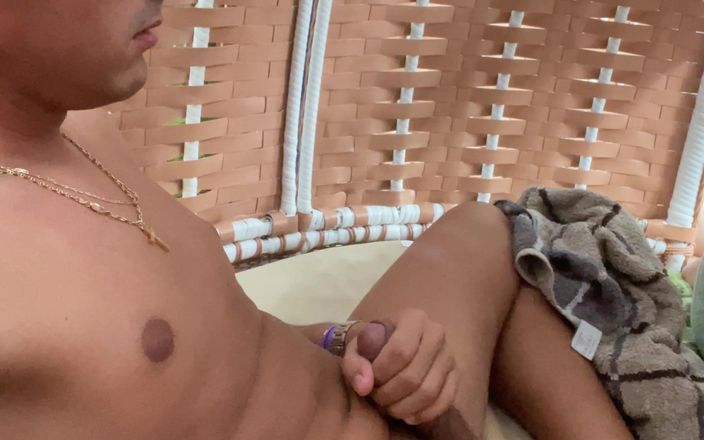 Twinkboy82: Masturbarse en el baño termal nudista en una tumbona