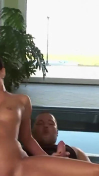 Сучка-брюнетка трахает своего тренера