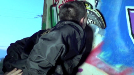Gaybareback: Twink je ošukaná k nohám zadkem Kevina a ošukaná venku