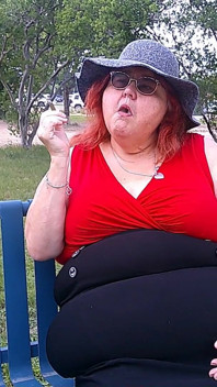 Jururawat Vicki Merokok Di Taman Dengan Bangku Semua Berpakaian