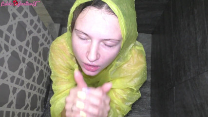 Laloka4you: Geile freundin angeboten blowjob mit Regenmantel in der dusche mit...