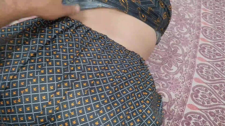 QueenbeautyQB: Mătușa, care locuiește în cartier, o invită pe Rahul la ea...