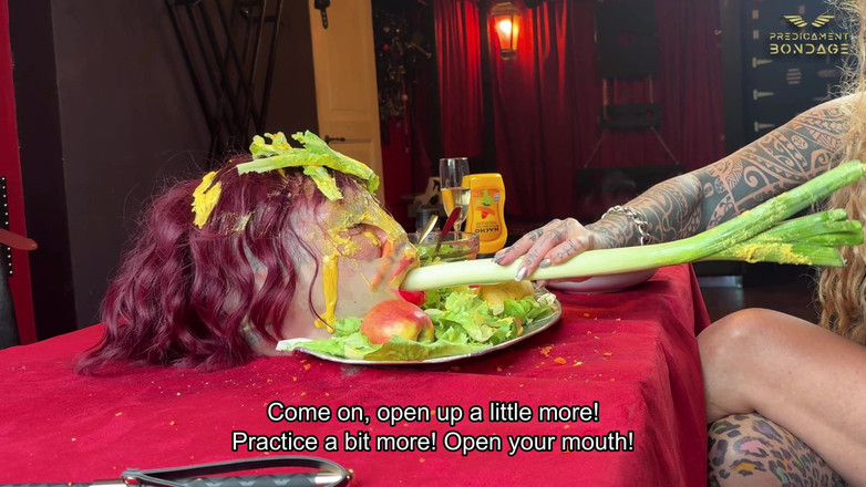 Dominatrix Frida: Унижение бессильного раба за обеденным столом (223)