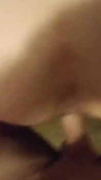 Big Ass White MILF uwielbia walić na wszystkie czwórki i uzyskiwanie wytrysków w jej tyłek