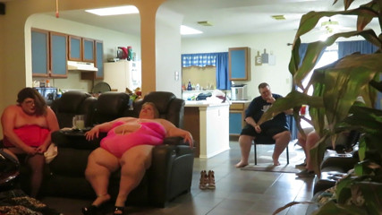 BBW nurse Vicki adventures with friends: Ssbbw La Sottomessa di lucki Lexxi si mette le scarpe
