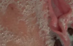 ¿Quieres verme vibrar mi coño sudsy en el baño?