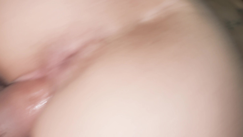 Emily 18: 18 vs 38 su primera polla, su primer creampie - me corro...