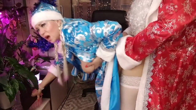 AimeeParadise: 시원함에 도전하는 성숙한 SnowMaiden의 의식 춤. 그녀의 입과 보지에 산타의 직원!
