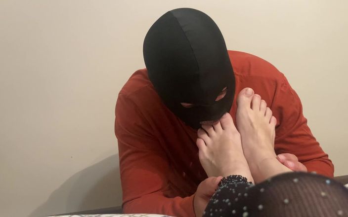PriyaNaavya: Ayaklarımı yala ve dilinle ayak parmaklarımı sik
