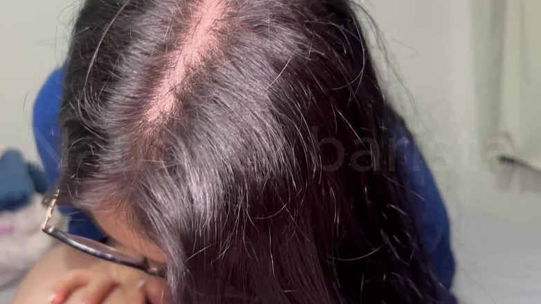 Naughty barista: 太冷了，她无法脱衣服，所以我把它塞进嘴里。