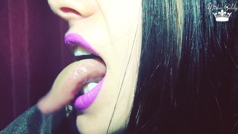 Goddess Misha Goldy: Labios brillantes púrpuras