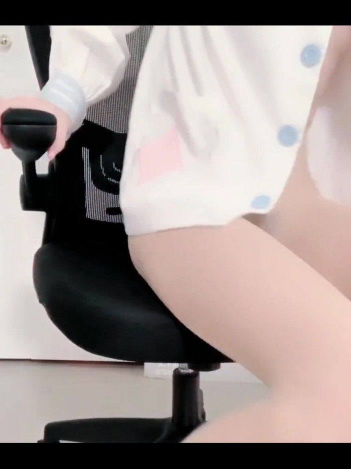 sisfetish: 我沉迷于性爱。我会把我绑起来，用我的丝袜脚挑逗你，为你自慰。这足够令人兴奋吗？