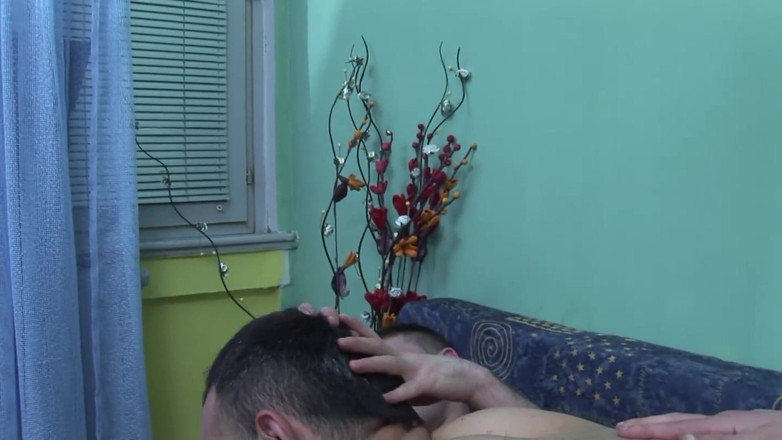SEXUAL SIN GAY: Seks bertiga dengan tiga lelaki Czech berkongkek di sofa tanpa...