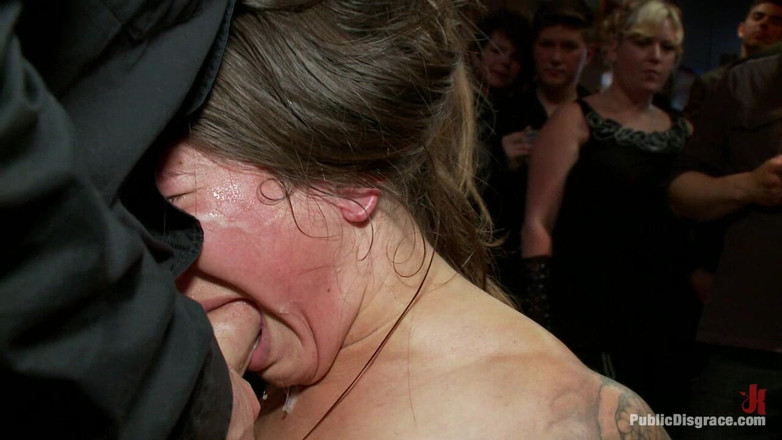 Public Disgrace by Kink: 热辣的业余喷水者做了她的第一个男孩/女孩性爱场景，并在一大群人面前射精