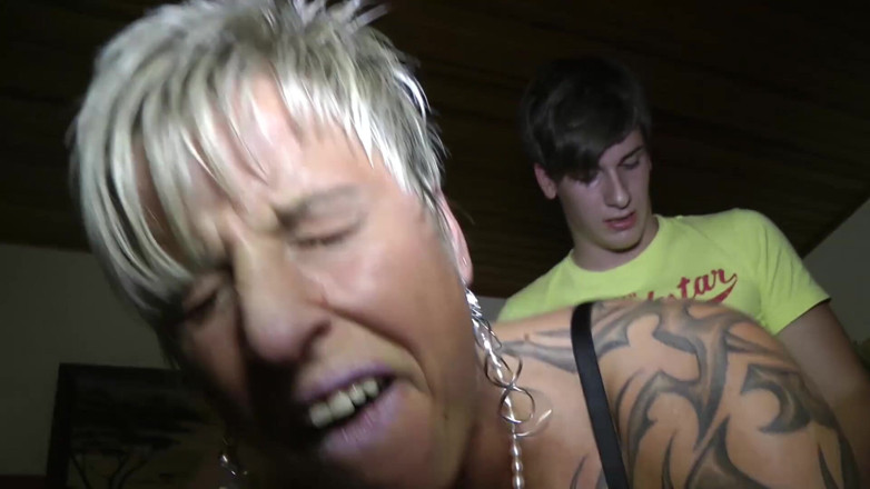 German amateur - 100% German hardcore videos: MiLF matura scopa un cazzo più giovane e beve il...