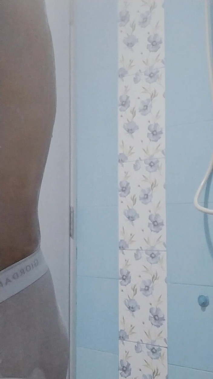 Cute boy all: Si masturba da sola in doccia