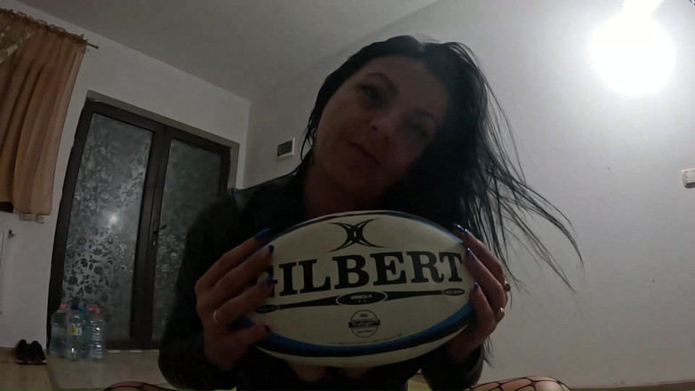 MilfyCalla: Boquetes desleixados e peitos grandes provocando - capô de fusca, gemidos...