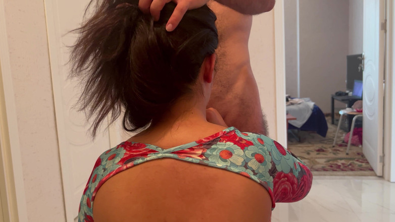 Teen and Milf Female Sex: 他让我欲火中烧，独自一人，所以我操了他的朋友给他上课！关注我口交