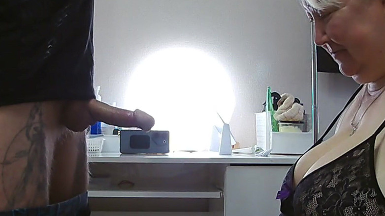 Zona901: 把我的女朋友操在她嘴里射精