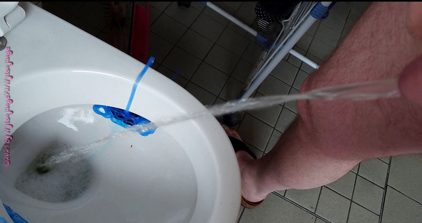 Carmen_Nylonjunge: Volle blase am morgen ** pissen *