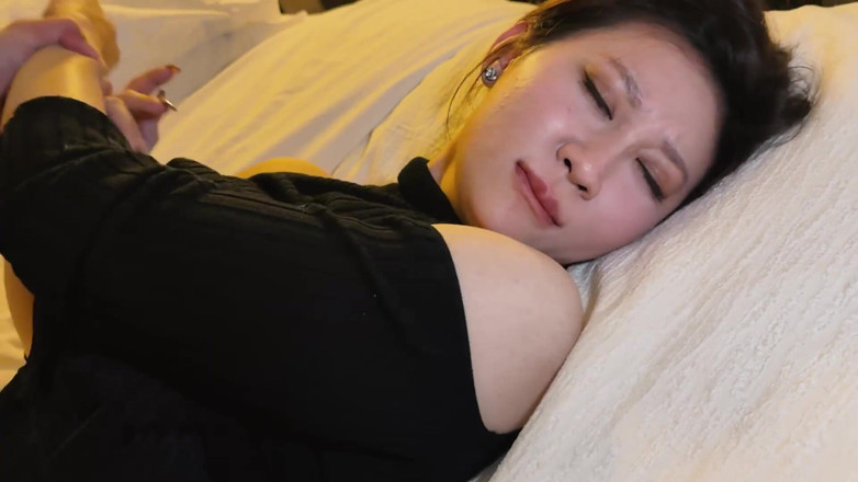 Chloe Lin: 남편의 죽음 후, 의붓아들과의 금단의 욕망