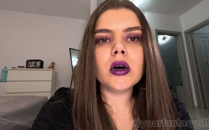 Your fantasy studio: Cewek seksi dengan lipstik ungu ini lagi asik merokok dan...