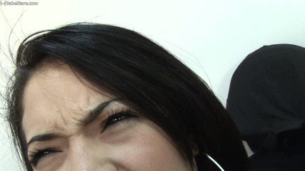 Babe Stare: O fată drăguță își întinde pizda păroasă pentru cameră