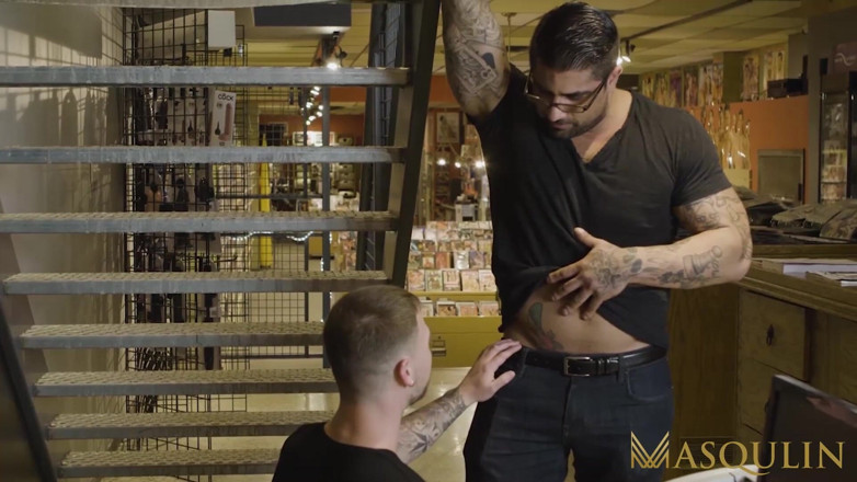 Masqulin: Masqulin Stud Igor Romani mentah dibiakkan oleh hunky gay Ryan...