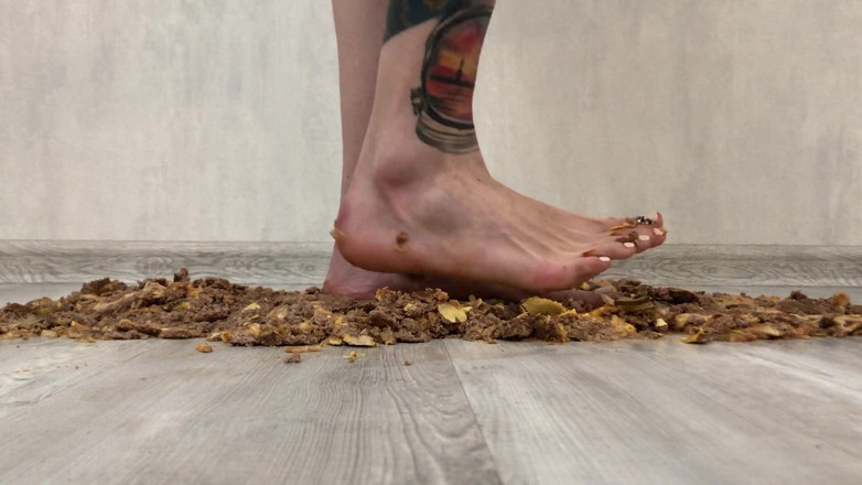 Footmodel Valery: Tatuerad tjej som krossar Royl hamburgare