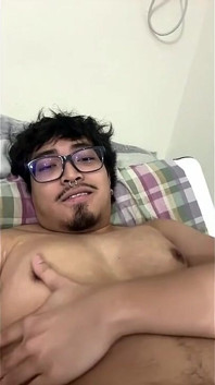 Pulchny 23-letni filipiński pulchny chłopiec żyje na Cam2cam z ojczymem dirty talk