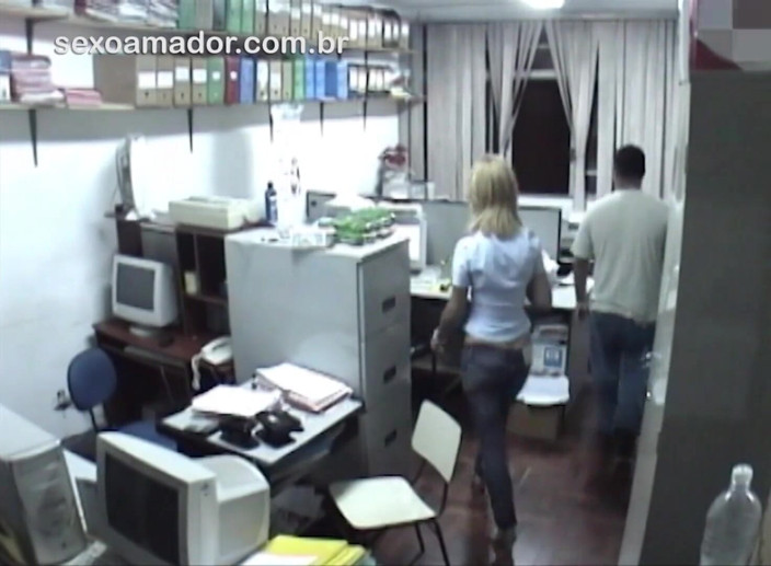 Amateurs videos: Des employés excités baisent au bureau après les heures de...