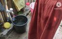 Anit studio: Mujer india lavando afuera