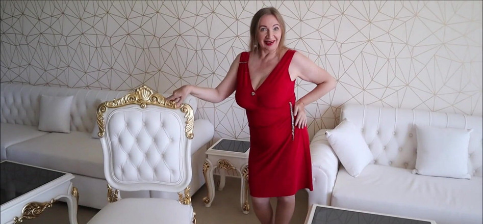 MariaOld: Rondborstige dame in rode dans voor jou. Hete oma rock!