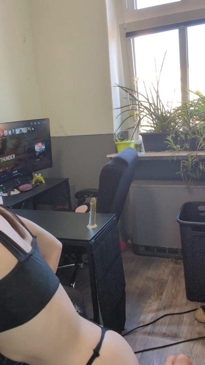 AJ_the_catgirl: Menunggang Dildo Di Atas Meja Saya