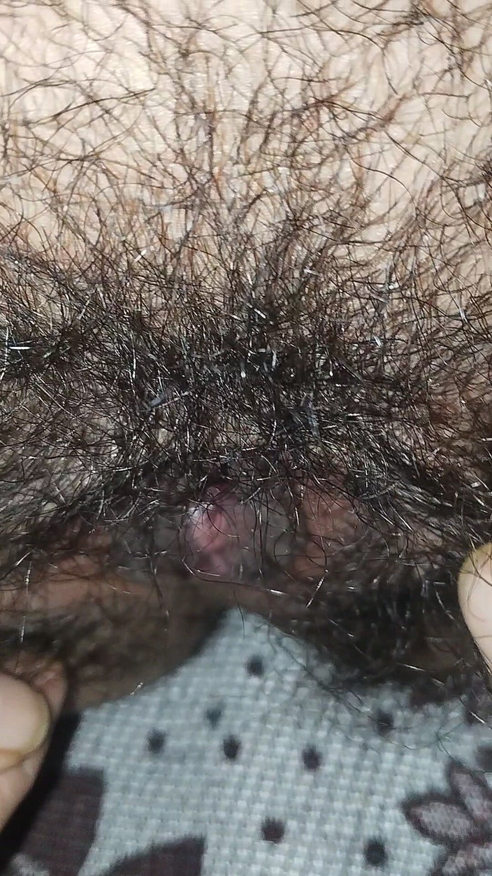 Xoxo Times: 그녀의 털이 무성한 미시 보지를 핑거링