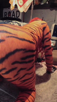 엉덩이 소녀 Tiffany Ciskiss 코스프레 Tigra Pt 2 펨보이 섹스 거대한 장난감