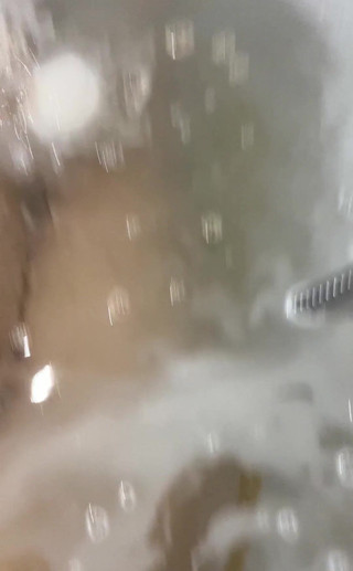 Queen-Lucy: 昨天不得不在中午洗澡，因为太冷了