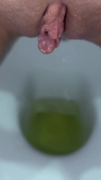 阴户撒尿特写合集！厕所里的尿液！第一人称视角！