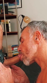 Rendez-vous en cuir avec son beau-père argenté