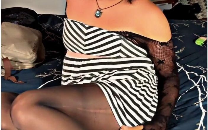 MissyNylonLeggs: Missynylonleggs - 床上的黑色连裤袜