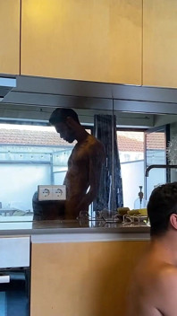 ちょうどパンティーで台所で大きなペニスを持つスキニー男にそれを与える