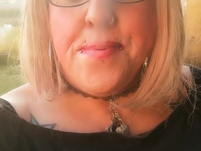 Stefanie Laveire: Stefanie TS fume une cigarette